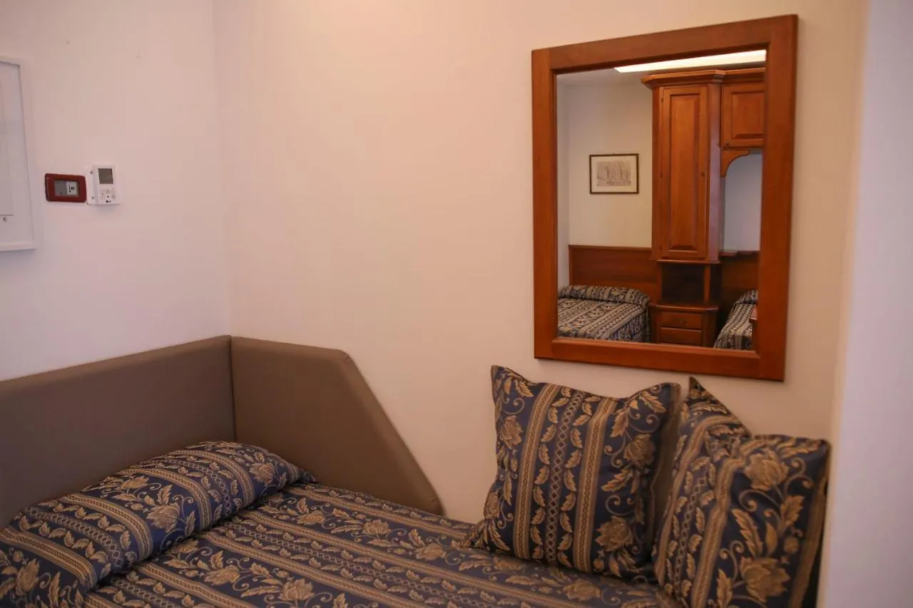 Hotel La Giara Cefalù 3*,