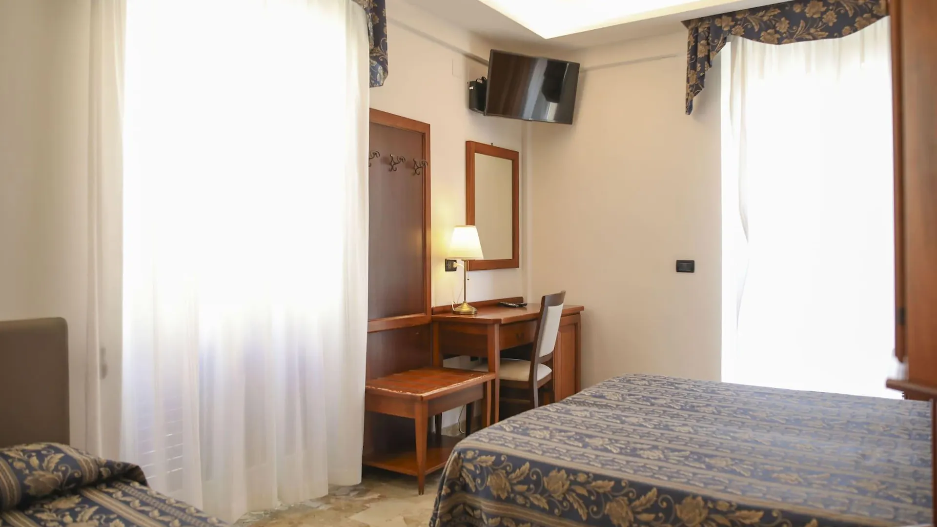 Hotel La Giara Cefalù 3*,